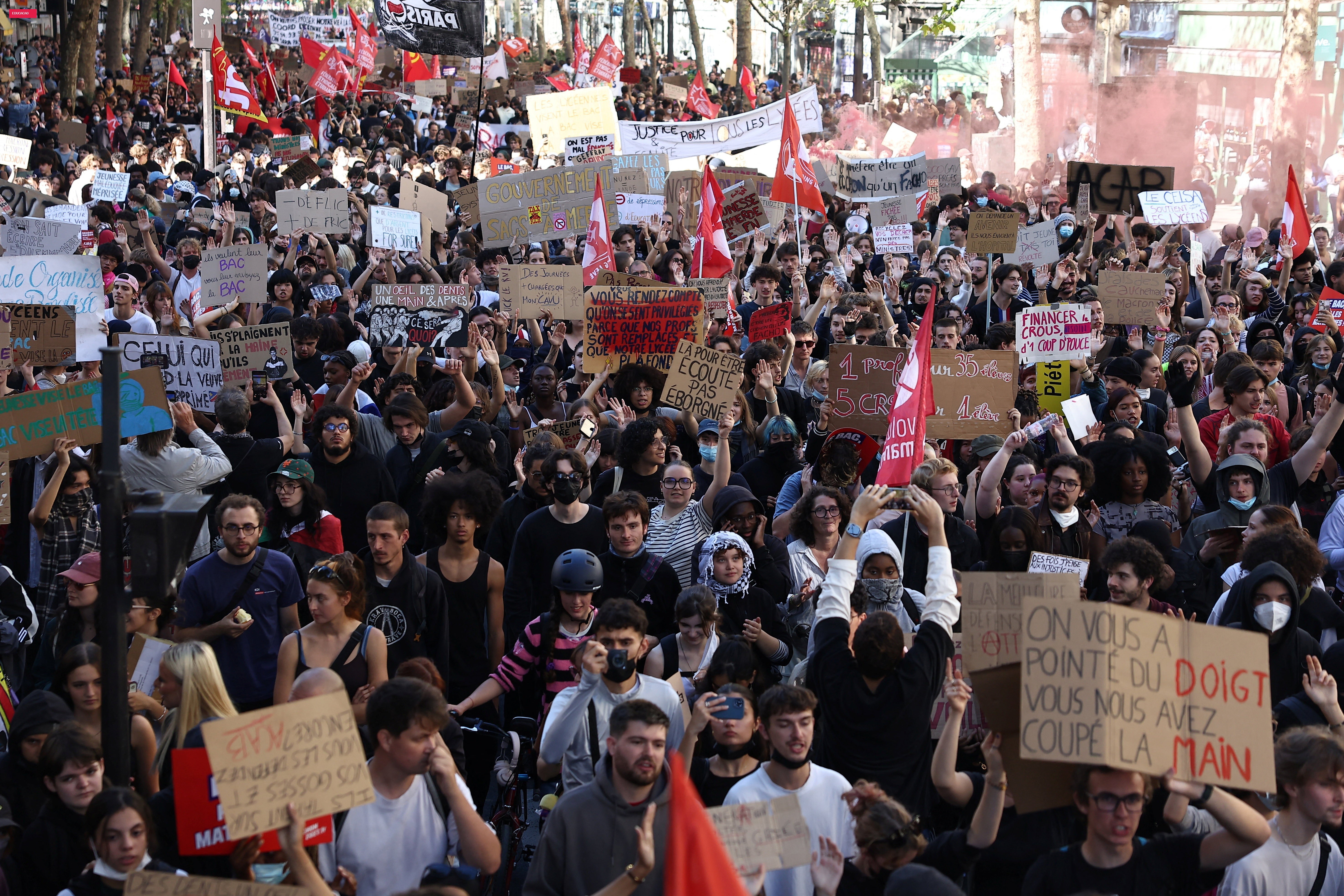 Alunos e professores protestam na França no maior dia da onda de mobilização