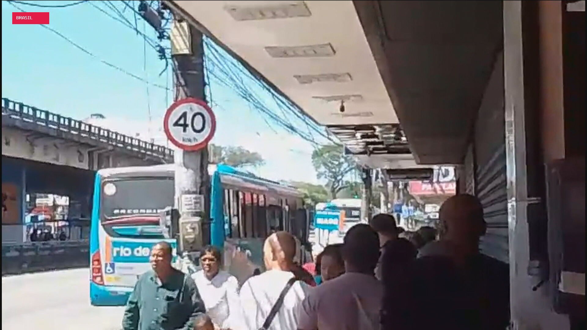 Eleitores relatam demora e ônibus lotados para chegar aos locais de votação na Região Metropolitana do RJ
