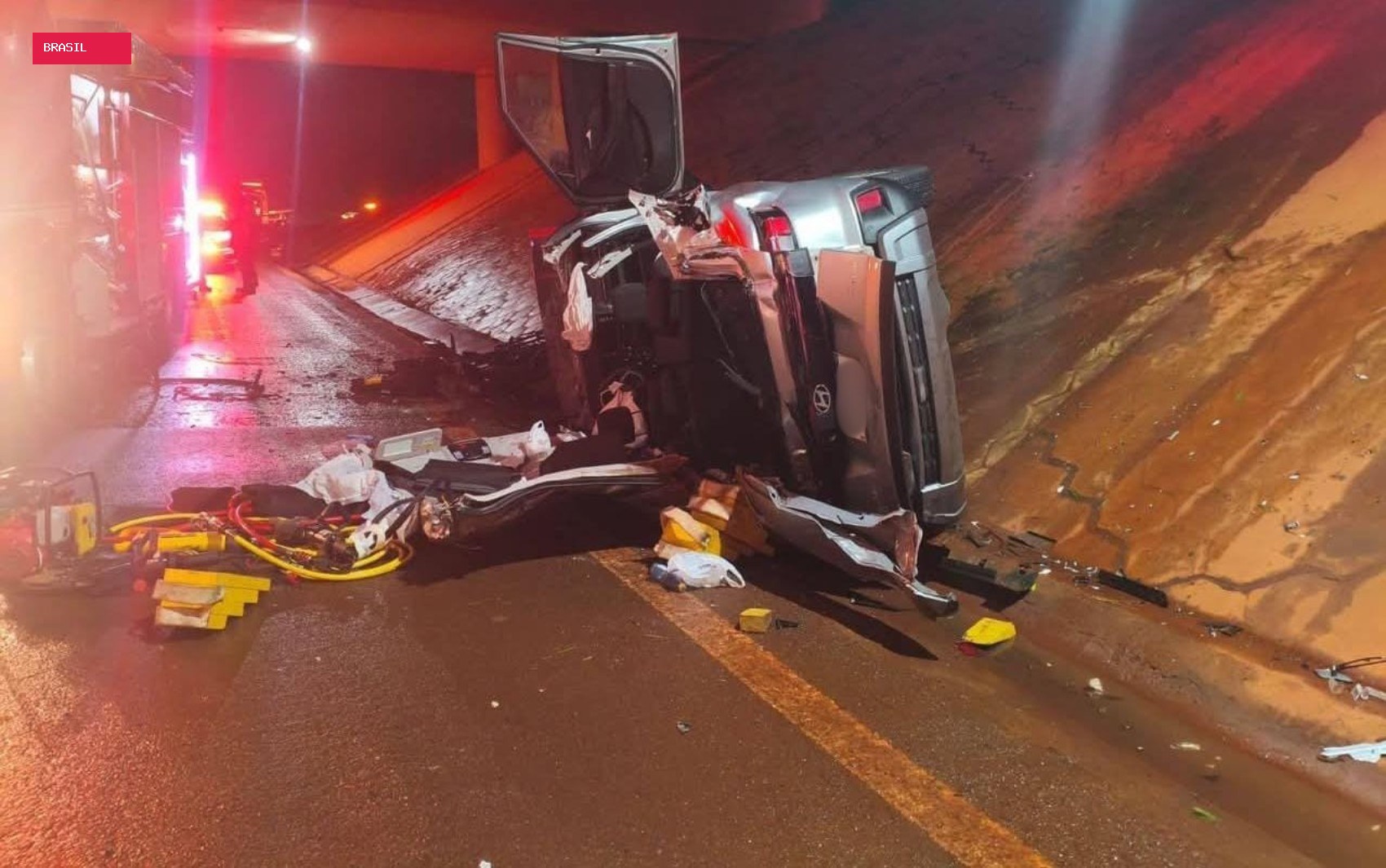 Carro cai de viaduto e deixa cinco pessoas feridas na Rodovia Anhanguera, em Ituverava, SP