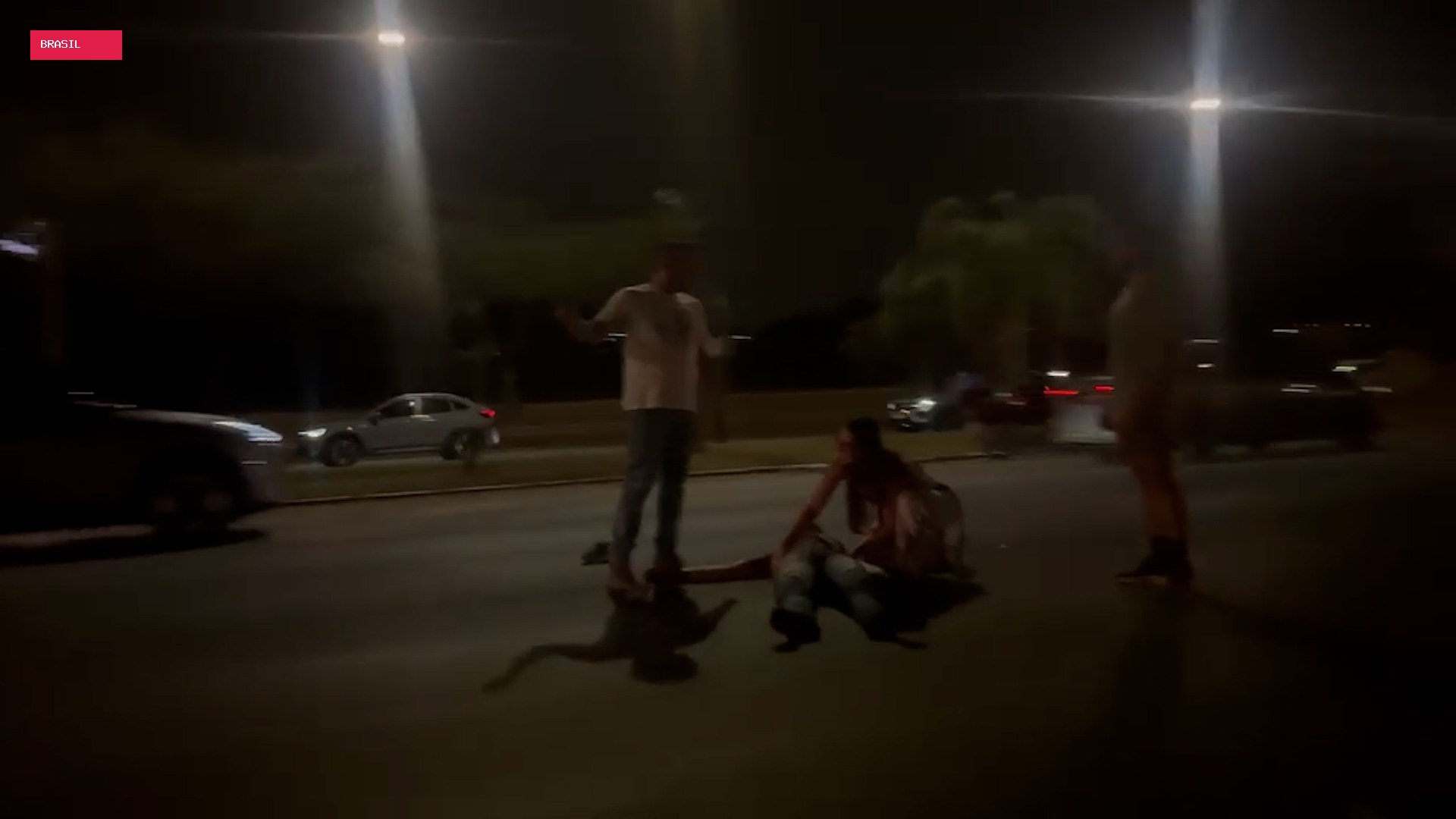 Pedestre é atropelado em frente ao Zoo e motorista foge sem prestar socorro
