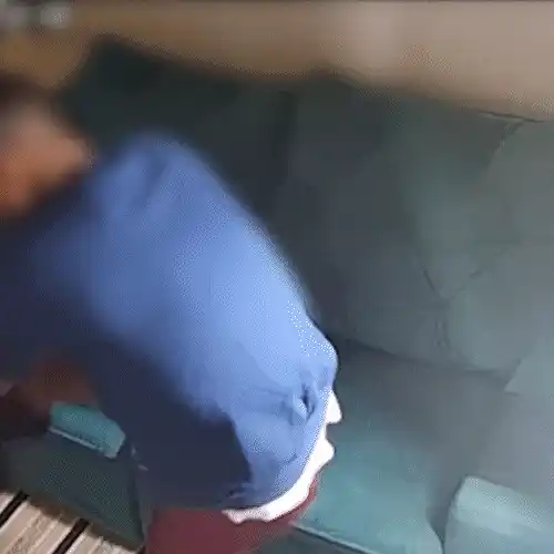 Vídeo flagra policiais penais agredindo militar algemado com chutes e tapas