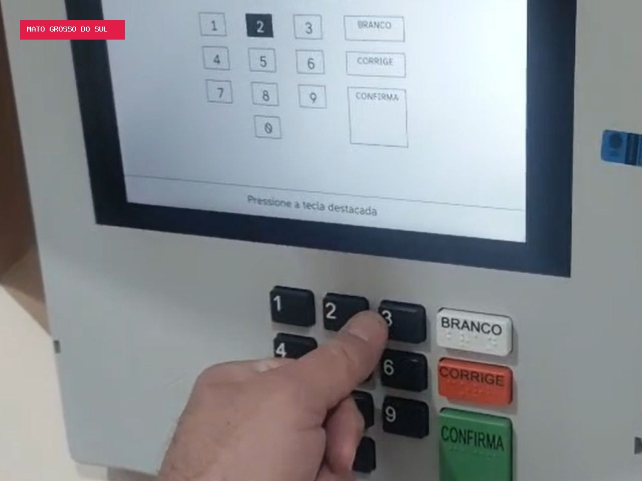 Eleições: homem é flagrando colando teclas 1 e 3 de urna eletrônica em MS; VÍDEO