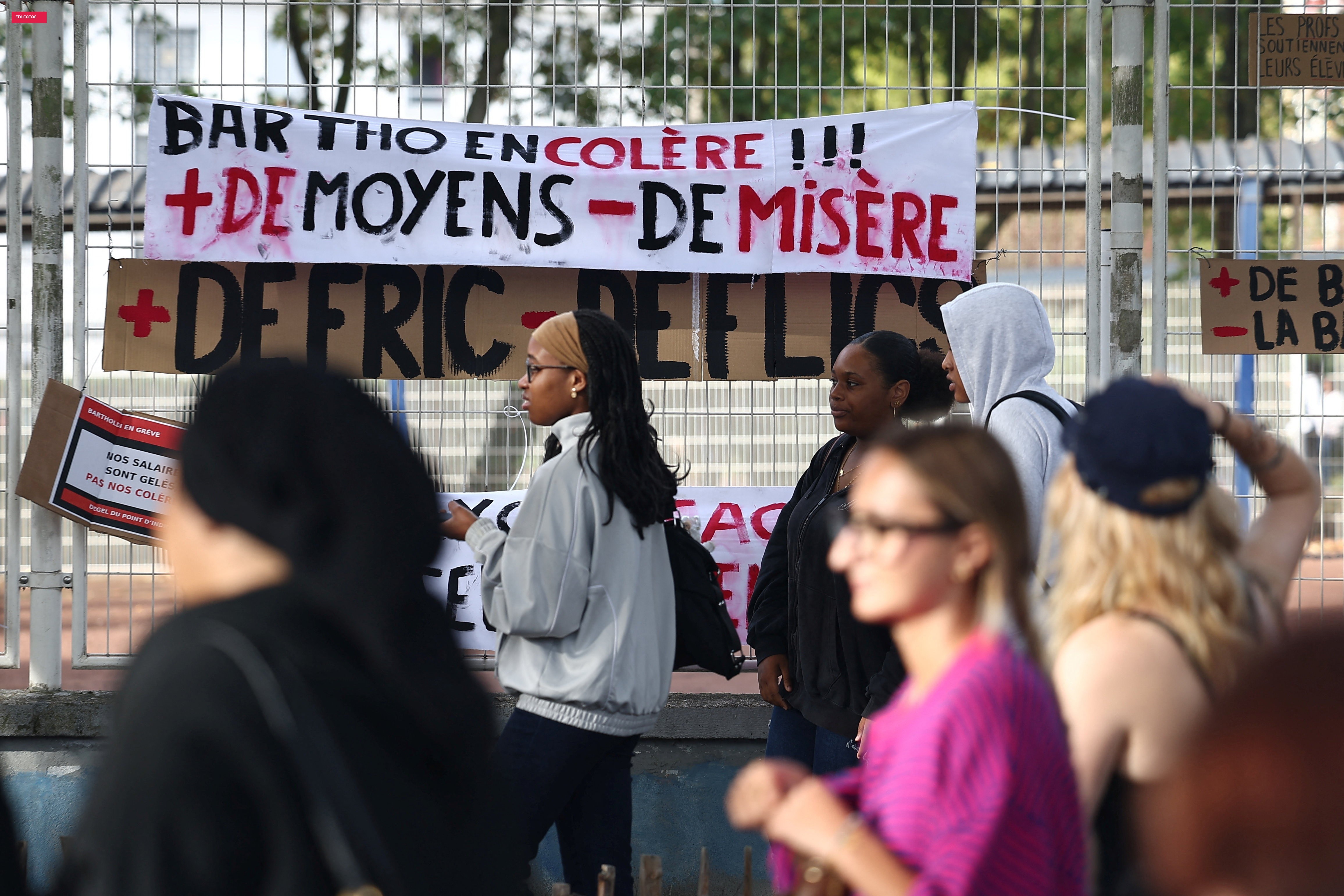 França protesta por professores e mais recursos: quais são as reivindicações e como é o cenário no país em