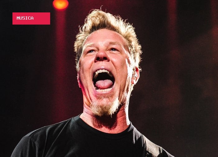 James Hetfield beija a noiva Adriana Gillett durante jogo do Las Vegas Raiders