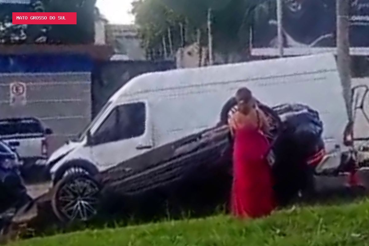 Porsche tomba após tentar evitar colisão com van em avenida de Campo Grande