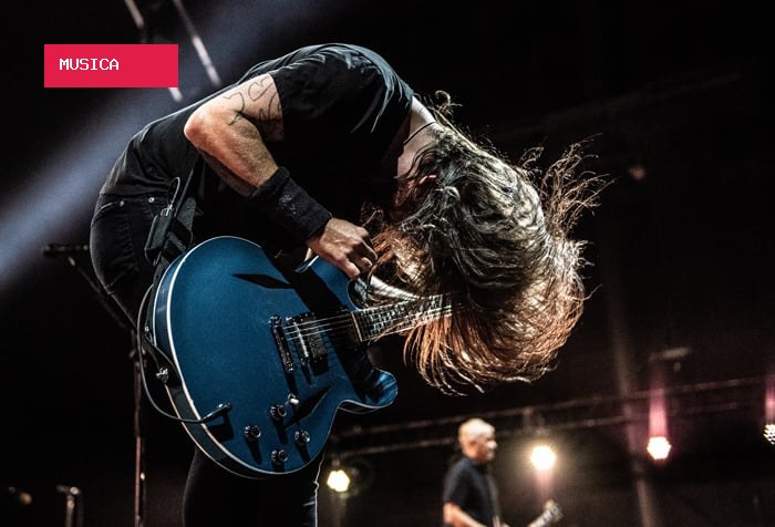 Dave Grohl toca "Highway to Hell" com o AC/DC em Nova Jersey